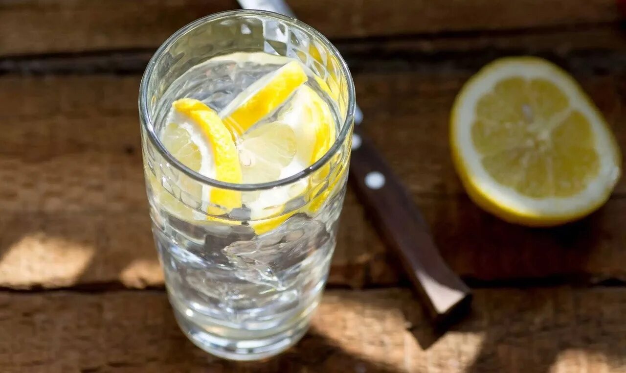 Вода с лимоном. Стакан с лимоном. Стакан воды с лимоном. Лимонный сок в стакане. Натощак воду с лимоном можно