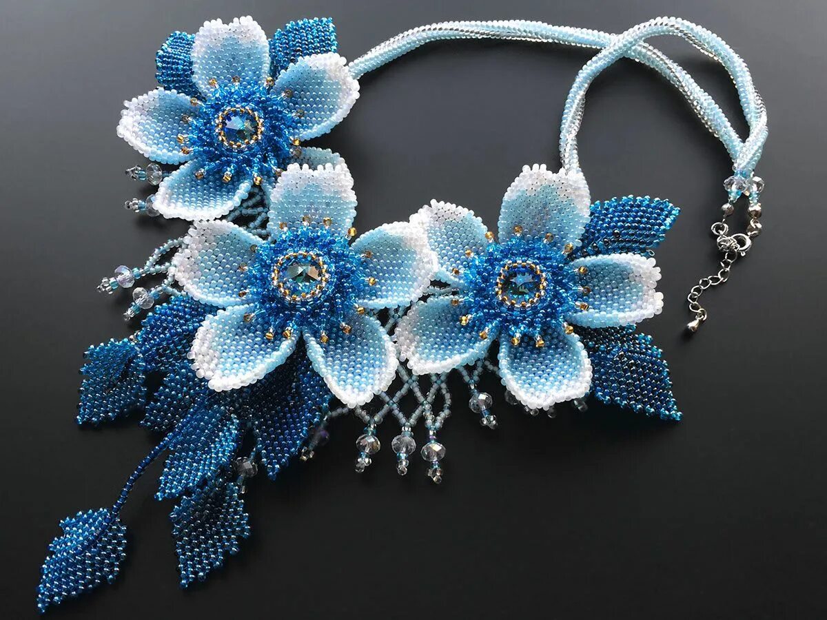 Картины из бисера. Kazari sakuiro. Бисероплетение фиалки махровые ирины куприяновой мастер класс. Бисерные украшения цветы. Изделия из бисера.