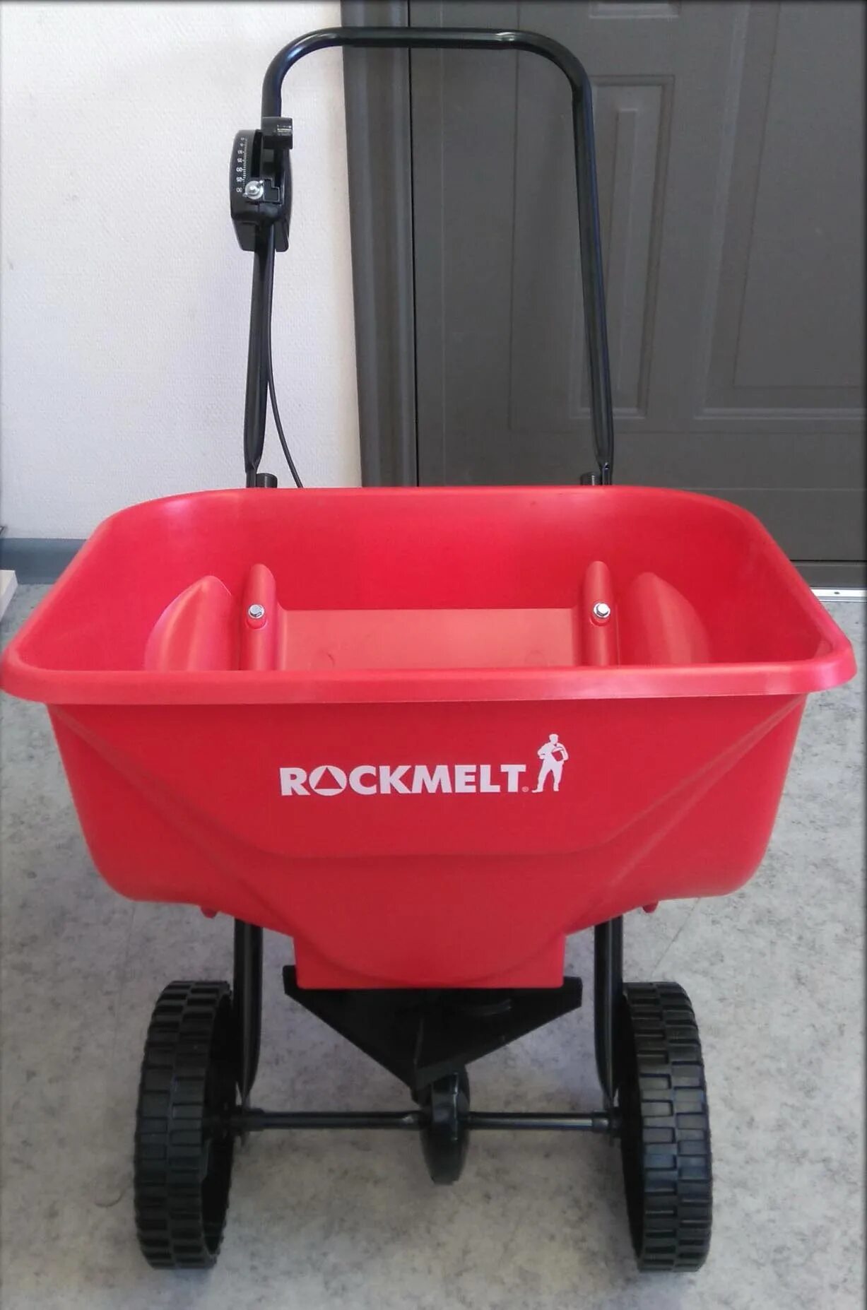 Тележка дозатор rockmelt 2030p. Разбрасыватель удобрений, семян, песка 80 кг mtd 190-438-000. Тележка распределитель. 5/1 (колесо pr-1800-4). Тележка дозатор rockmelt 2030р.