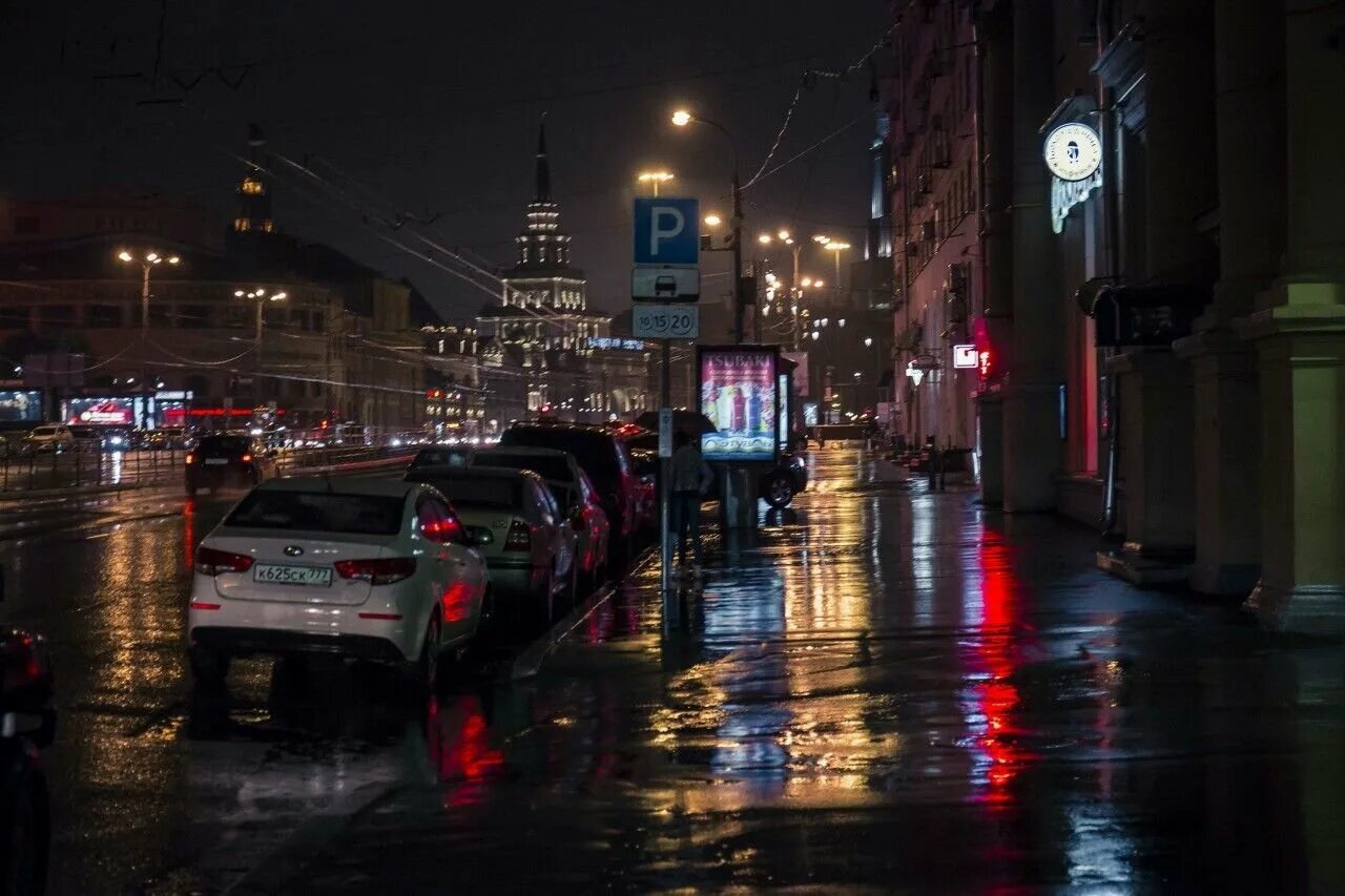 Ночью выделяется. &quot;дождливый вечер&quot;. ночной город дождь. ночная дождливая москва. улицы москвы ночью.