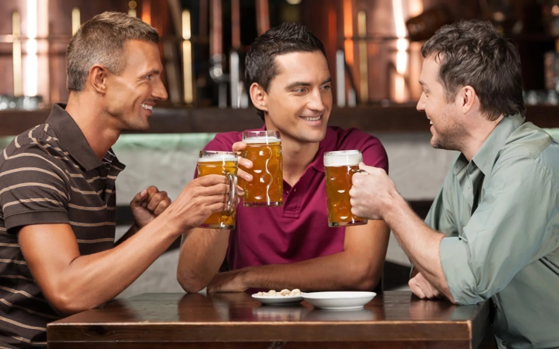 Мужики сидят в баре. Двое мужчин в баре. Парень выпивает с друзьями. Пиво в компании друзей. Мужчина с друзьями в баре.