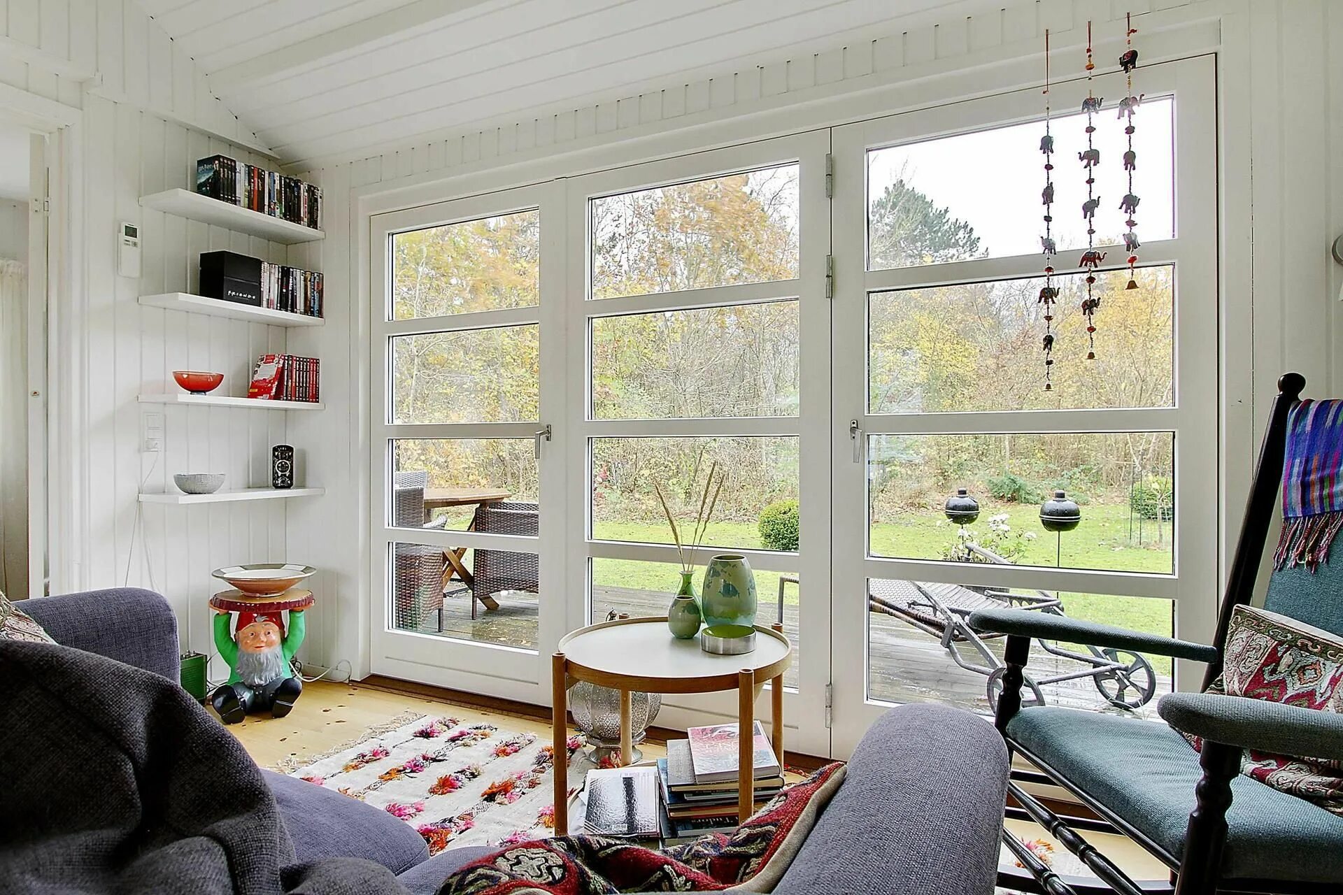 Интерьер дома с маленькими окнами Reading Spaces: Home Office Window Seat Shannon Fox's Isle of Books Office fur