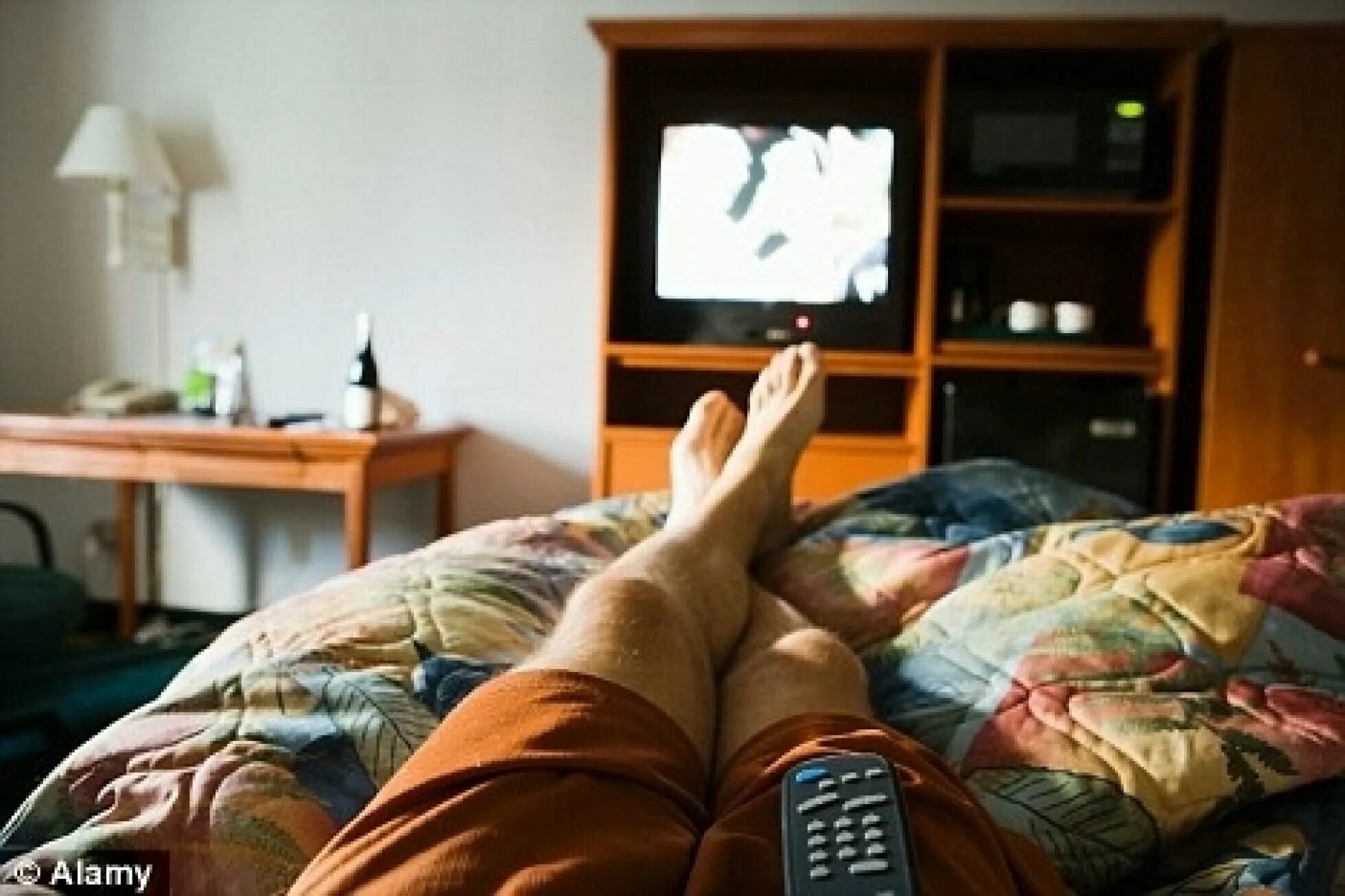 Женщина у телевизора. Watch TV. Watching TV. Кровать для просмотра телевизора.