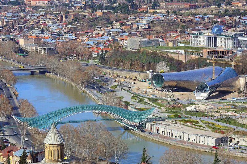 Современный тбилиси. Грузия Тбилиси архитектура. Тбилиси новая архитектура. Тбилиси дом с мостом.