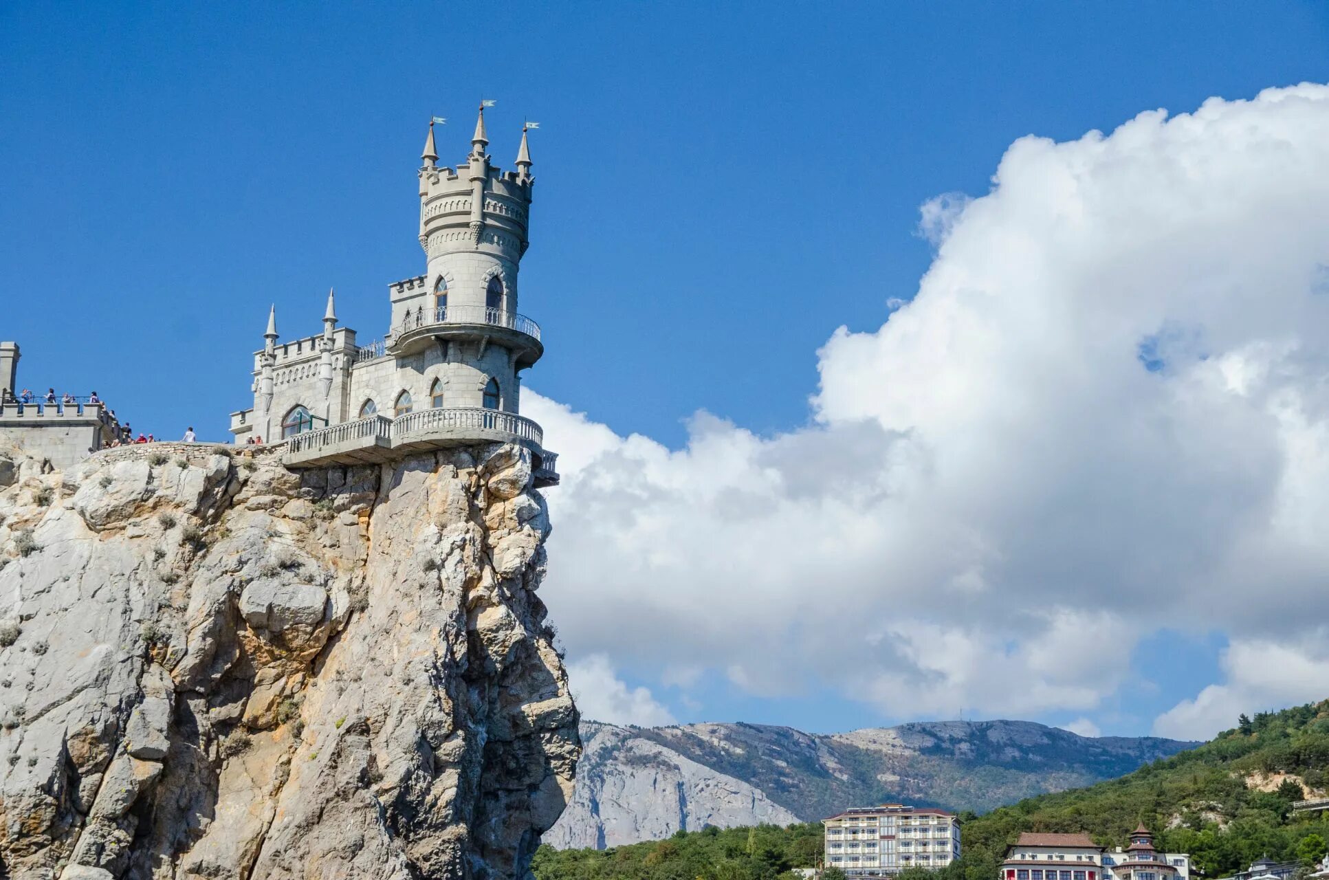 Замок Ласточкино гнездо в Крыму. Крым Гаспра Ласточкино гнездо. Турция Ласточкино гнездо. Дворец-замок Ласточкино гнездо(Гаспра, Ялта). Крым турков