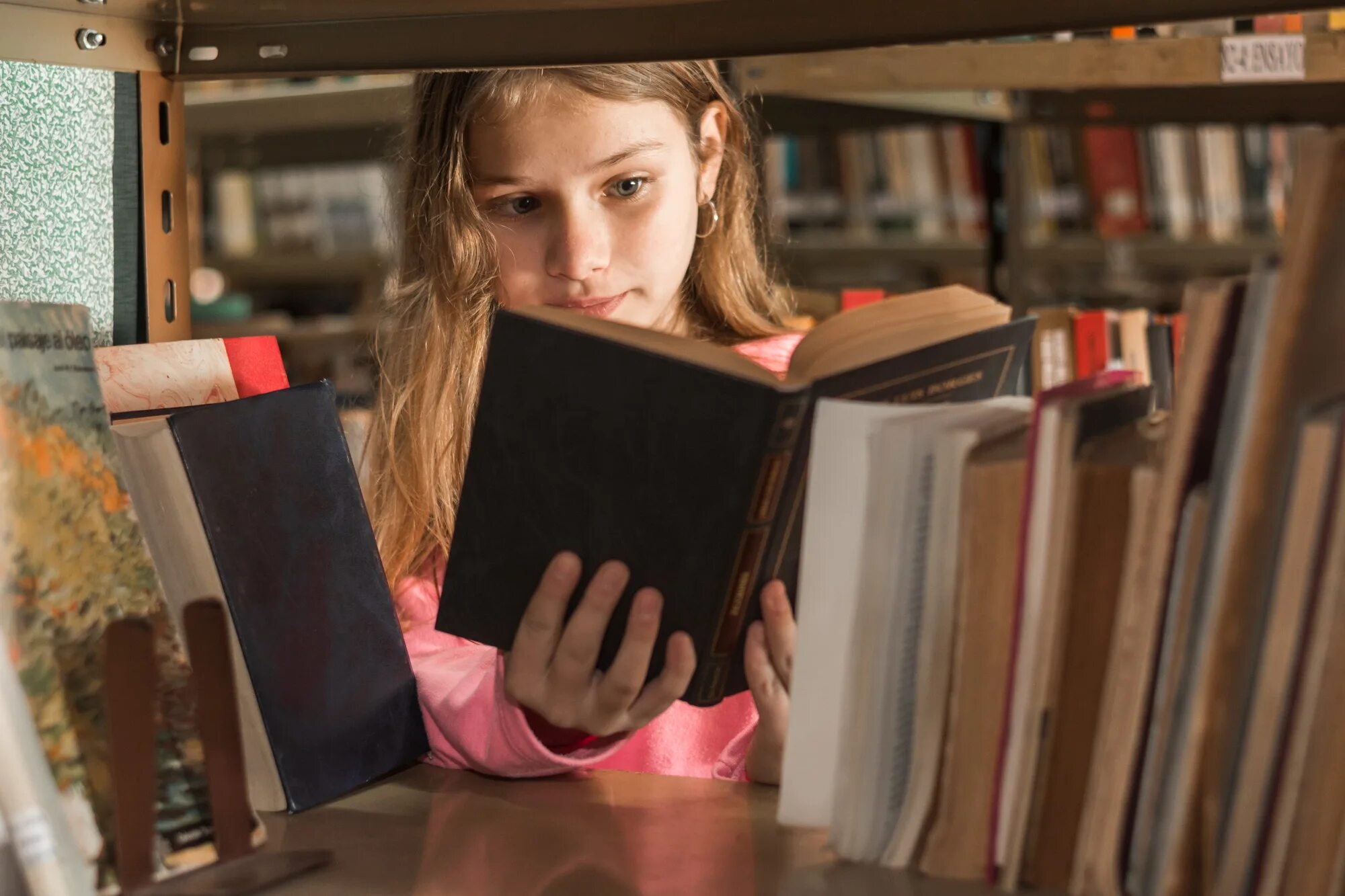 Подростки в библиотеке. Чтение книг. Подросток с книгой. Девочка с книжкой. Видео чтение книг