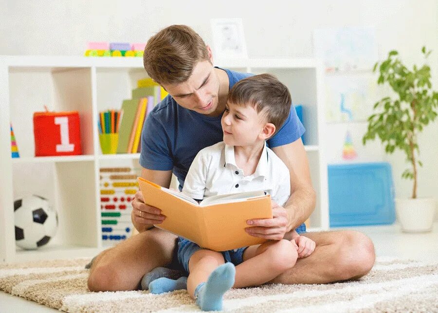 Папа мальчика книга. Отец и мальчик с книжкой. Папа читает ребенку фотосток. Мальчик читает книгу с папой.