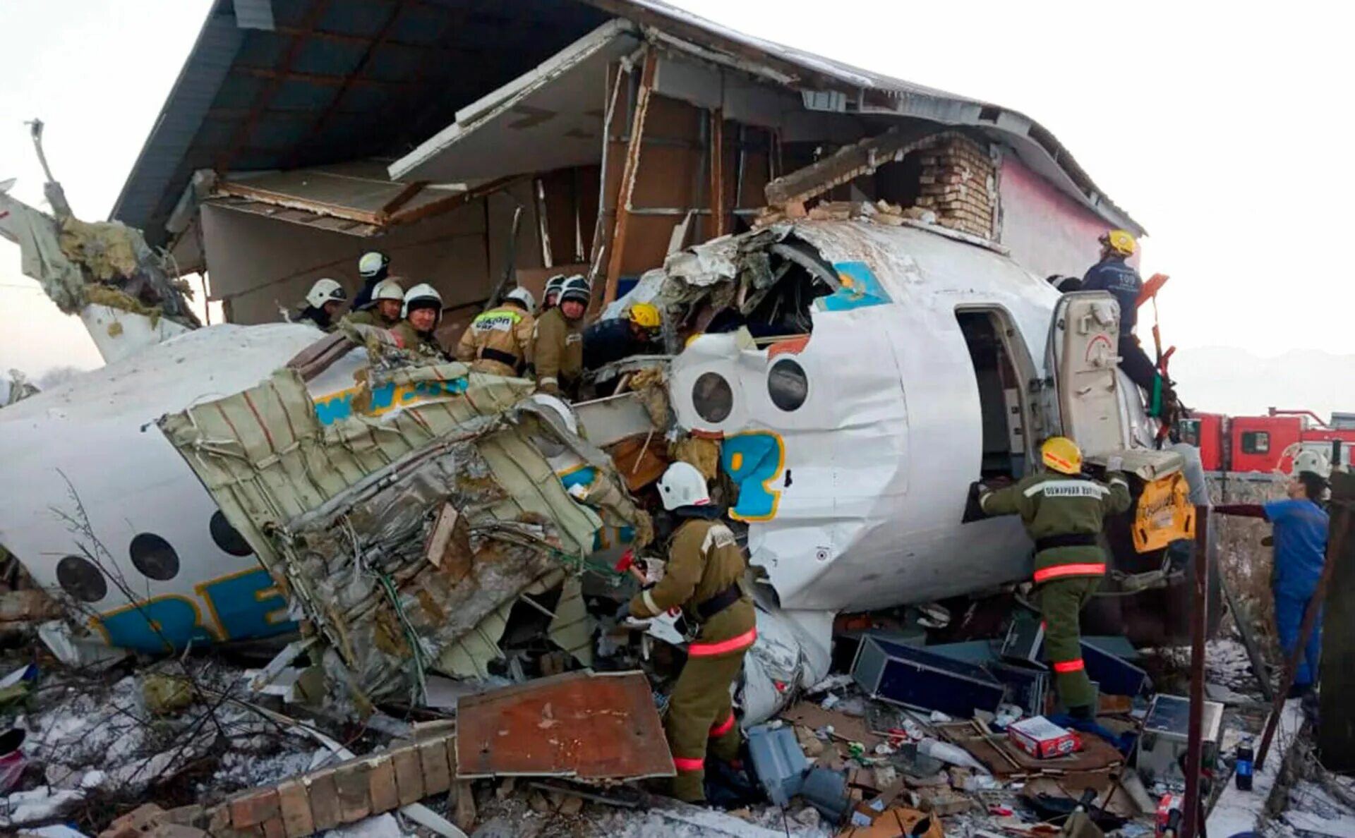 Какой самолет упал сегодня. Катастрофа ту-154 в Алма-Ате. Air Fokker 100 bek авиакатастрофа. Катастрофа Fokker 100 под Алма-атой.