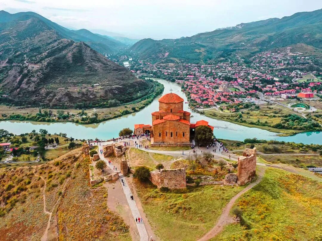 Город грузин. Мцхета монастырь Джвари. Тбилиси монастырь Джвари. Тбилиси Мцхета Джвари. Джвари монастырь Грузия Тбилиси.