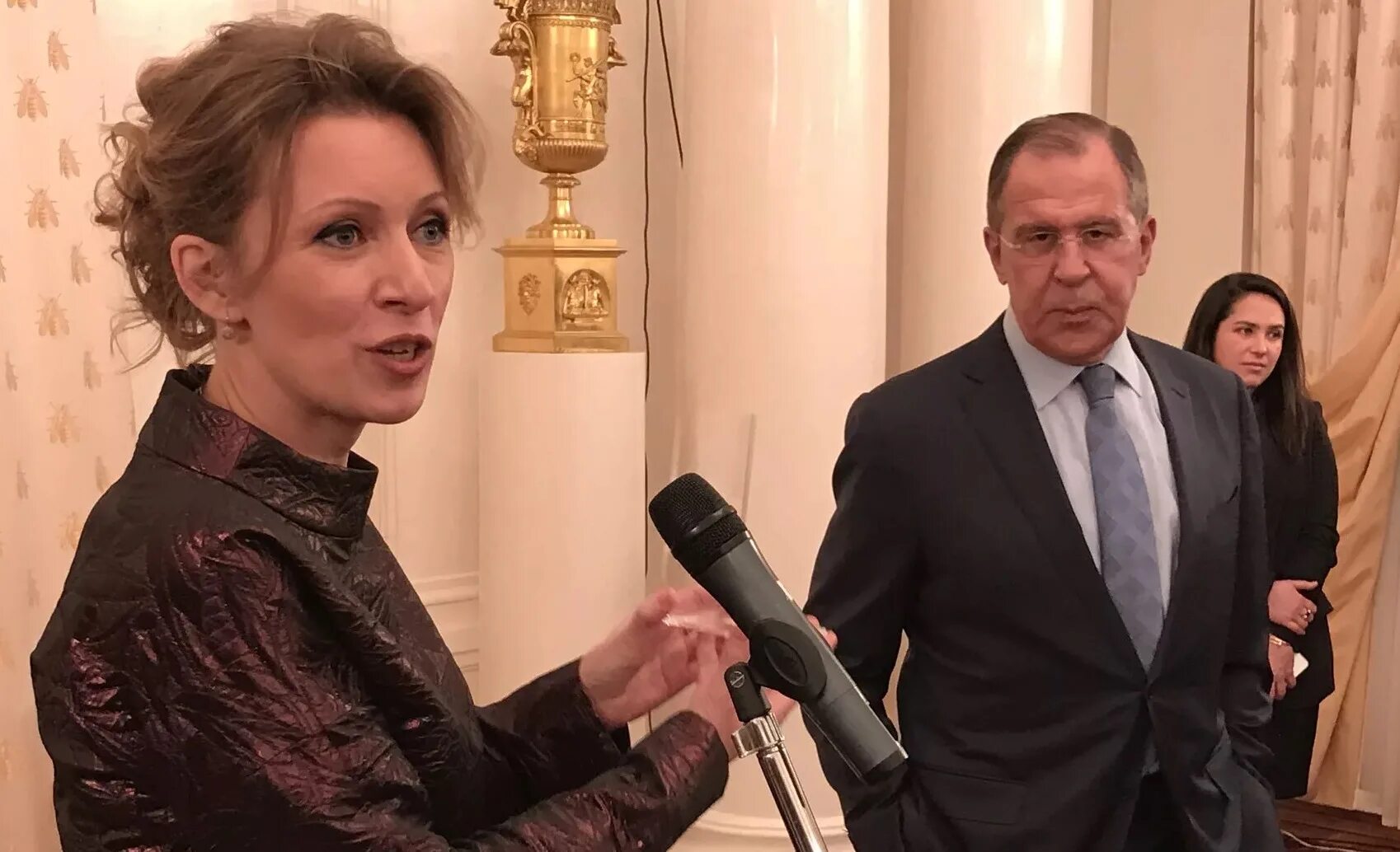 Министр финансов и жена. Дети шойгу сергея. Жена для министра. Жена для министра. Премьер министр люксембурга с женой 2022 в белом платье.