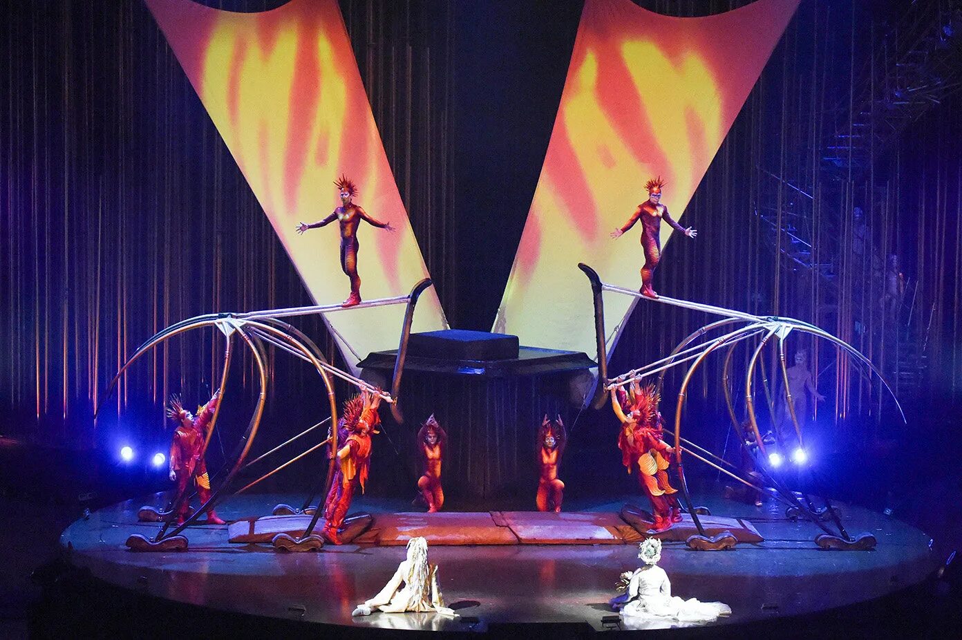 Волшебный цирк. Арена цирка дю солей. канадский cirque du soleil (цирк солнца). цирк дю солей - шоу варика дубай. цирк дю солей снаружи.