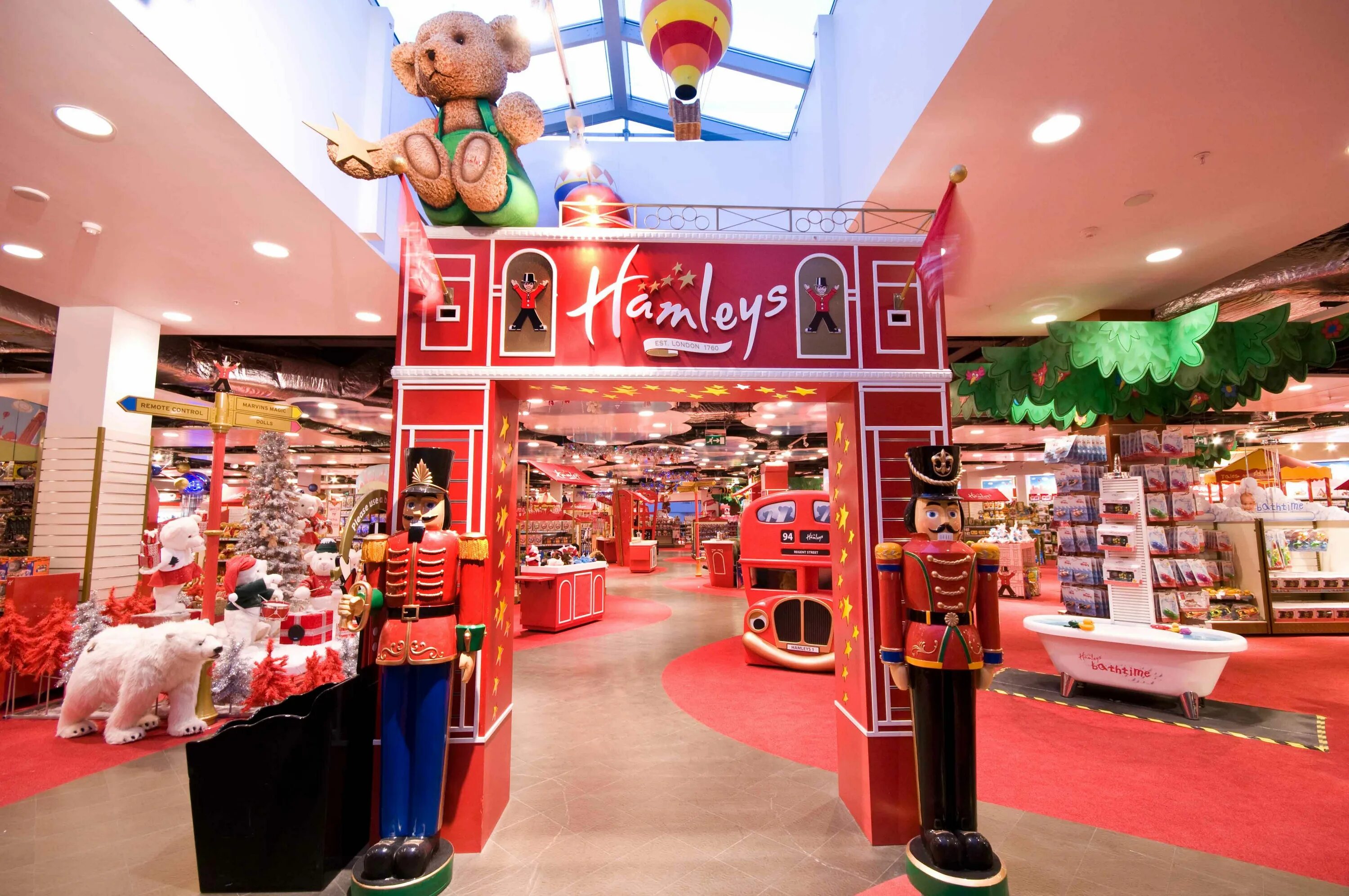 Hamleys в лондоне. Магазин игрушек хэмлис в москве. Хэмлис лубянка. Магазин игрушек хэмлис. Hamley's москва.