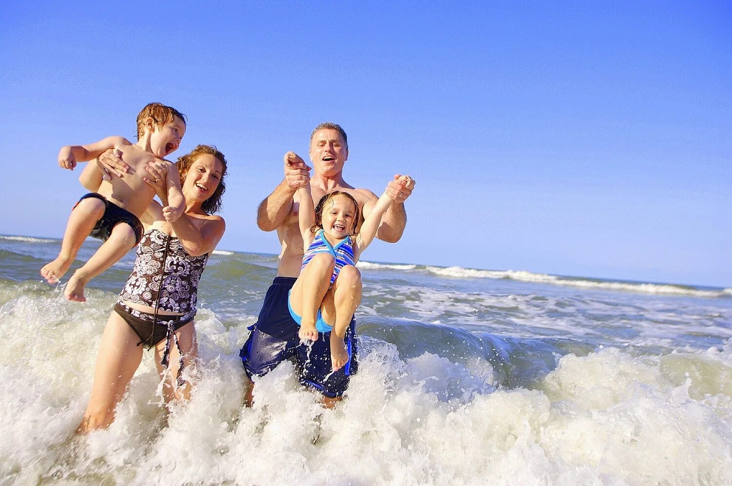 Семья на море. Семья на пляже. Счастливая семья на море. Пляж море люди.
