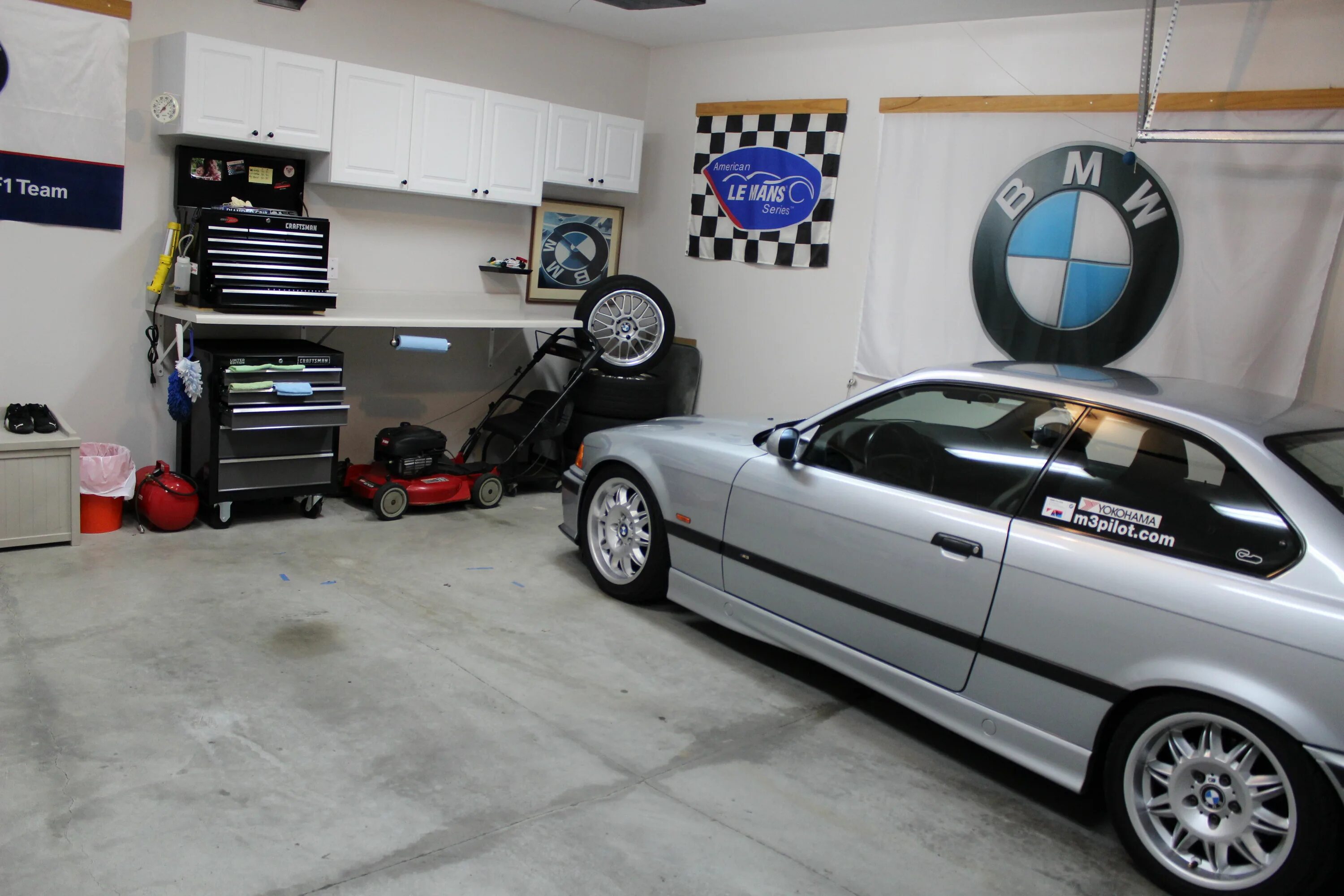 BMW e36 Garage. БМВ е36 в гараже. BMW e36 Tuning Garage. BMW 3 2000 гараж. Май гараж тюнинг