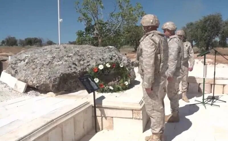 Памятник погибшему в сирии. Памятник филиппову в сирии. памятник пилоту погибшему в сирии. памятник российскому солдату в сирии.