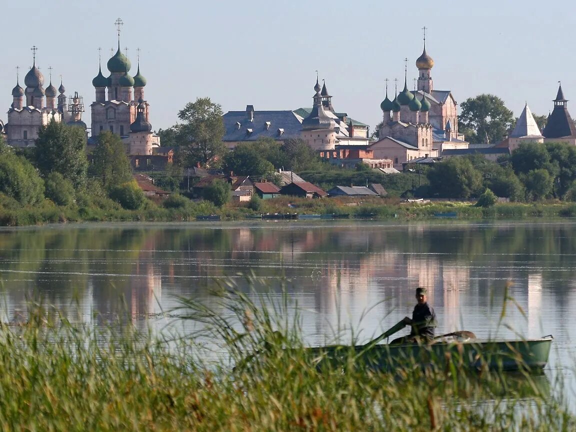 Озеро неро город. Озеро Неро Ростов Великий. Суздаль озеро Неро. Золотое кольцо России Ростов озеро Неро. Ростовский Кремль с озера.