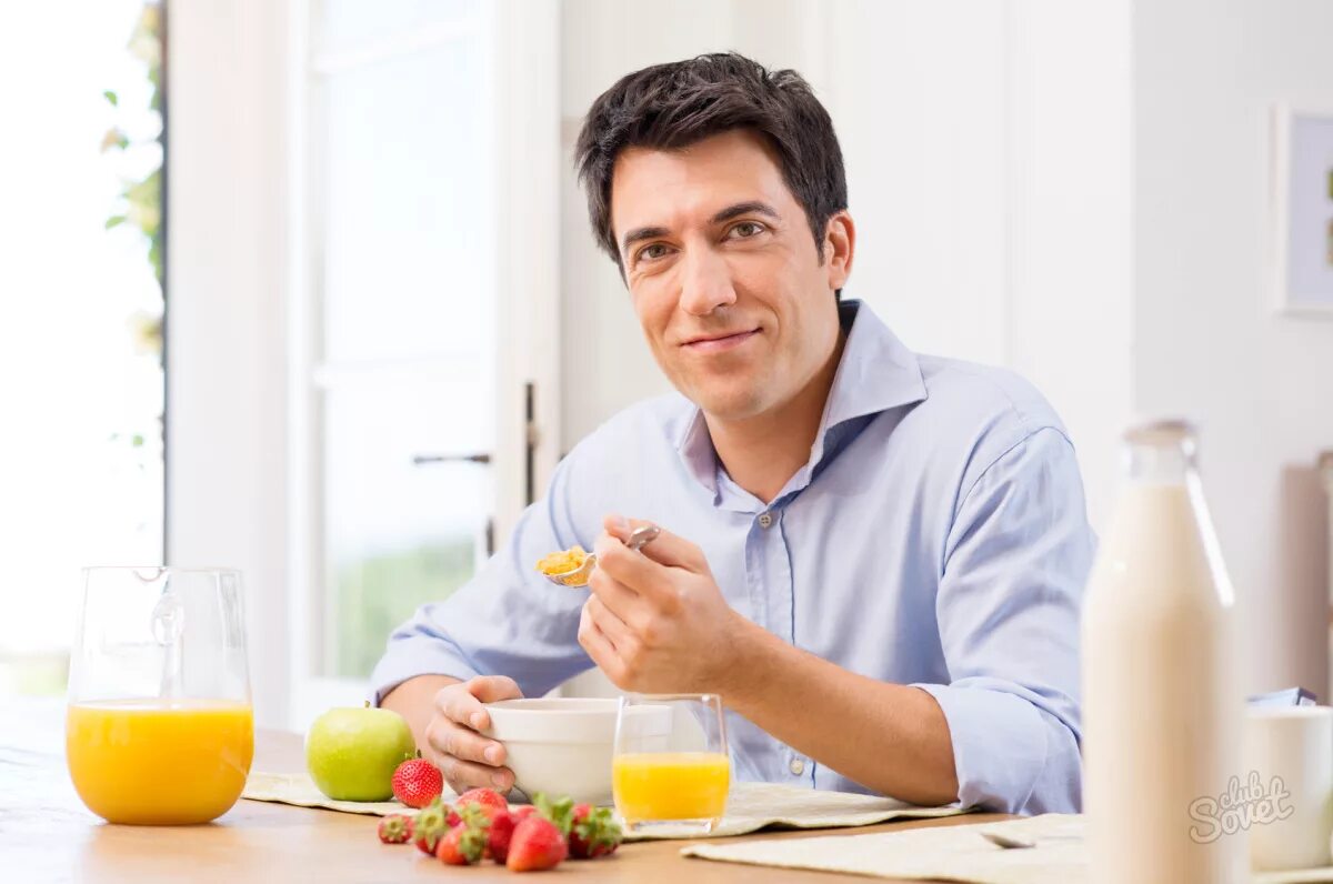 Диета для мужчин 40 лет. Мужчина за столом. Человек завтракает. Мужчина ест. Мужчина ест за столом.