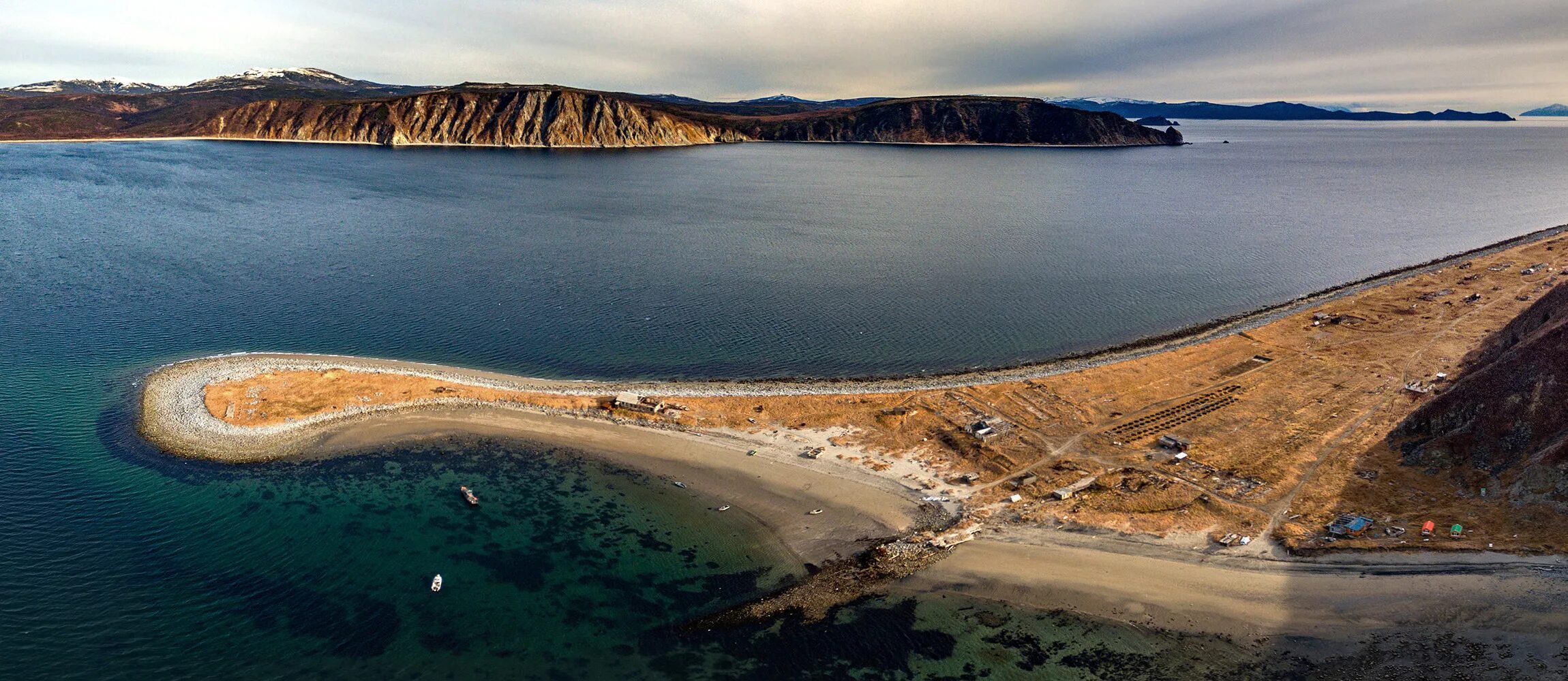 Остров недоразумения Магадан. Остров недоразумения Охотское море. Амахтонский залив. Островной мыс (залив Шелихова).