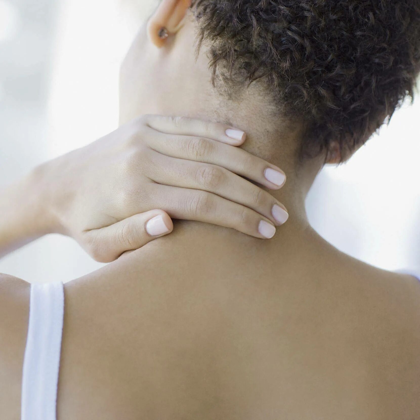 Защемило шею с правой стороны после сна. Заклинило нерв в шее что делать. Защемило шею что делать. Если зажата шея упражнения фельденкрайза. Лекарство защемление шеи.