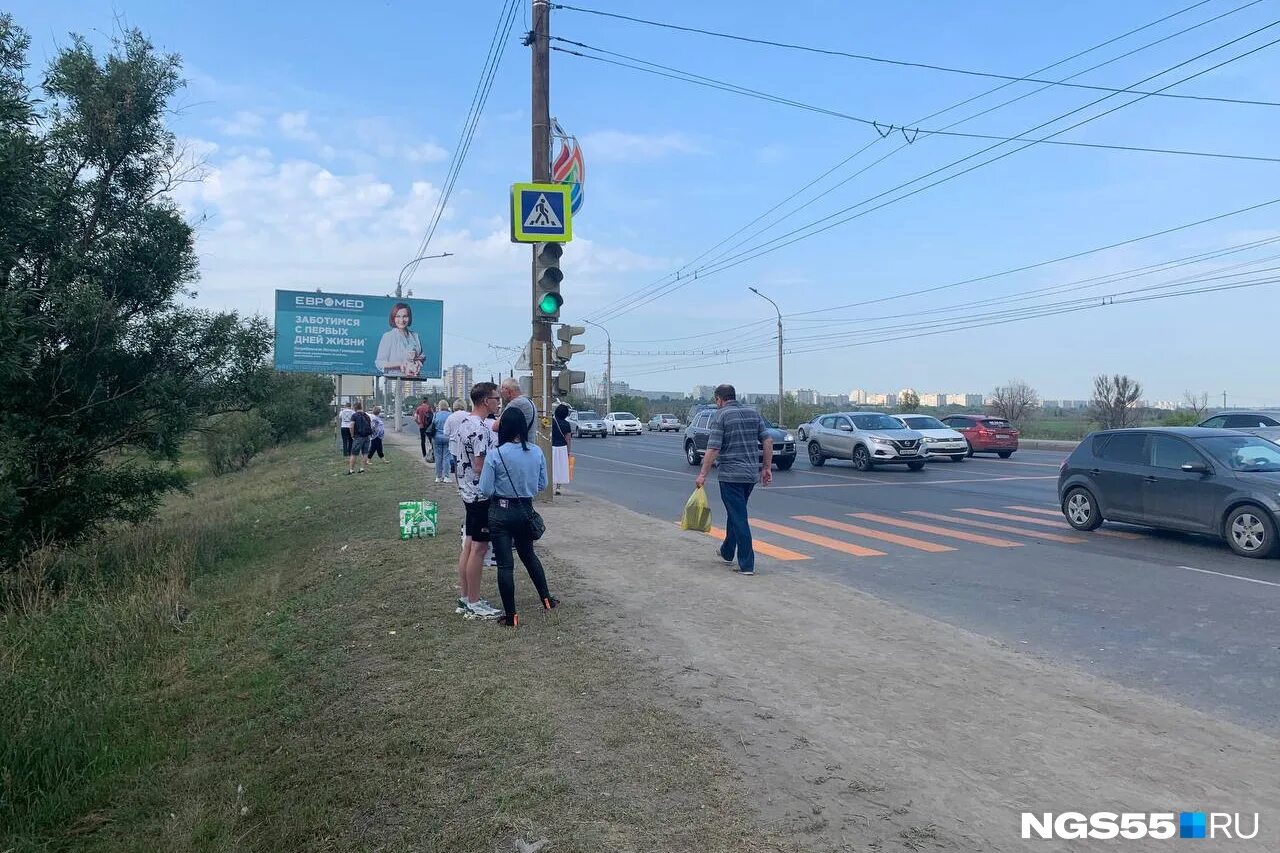 Работа на левом берегу омск. Перекресток дорога. Остановка на дороге. Остановка Заречная Омск. Северный объезд Омск.