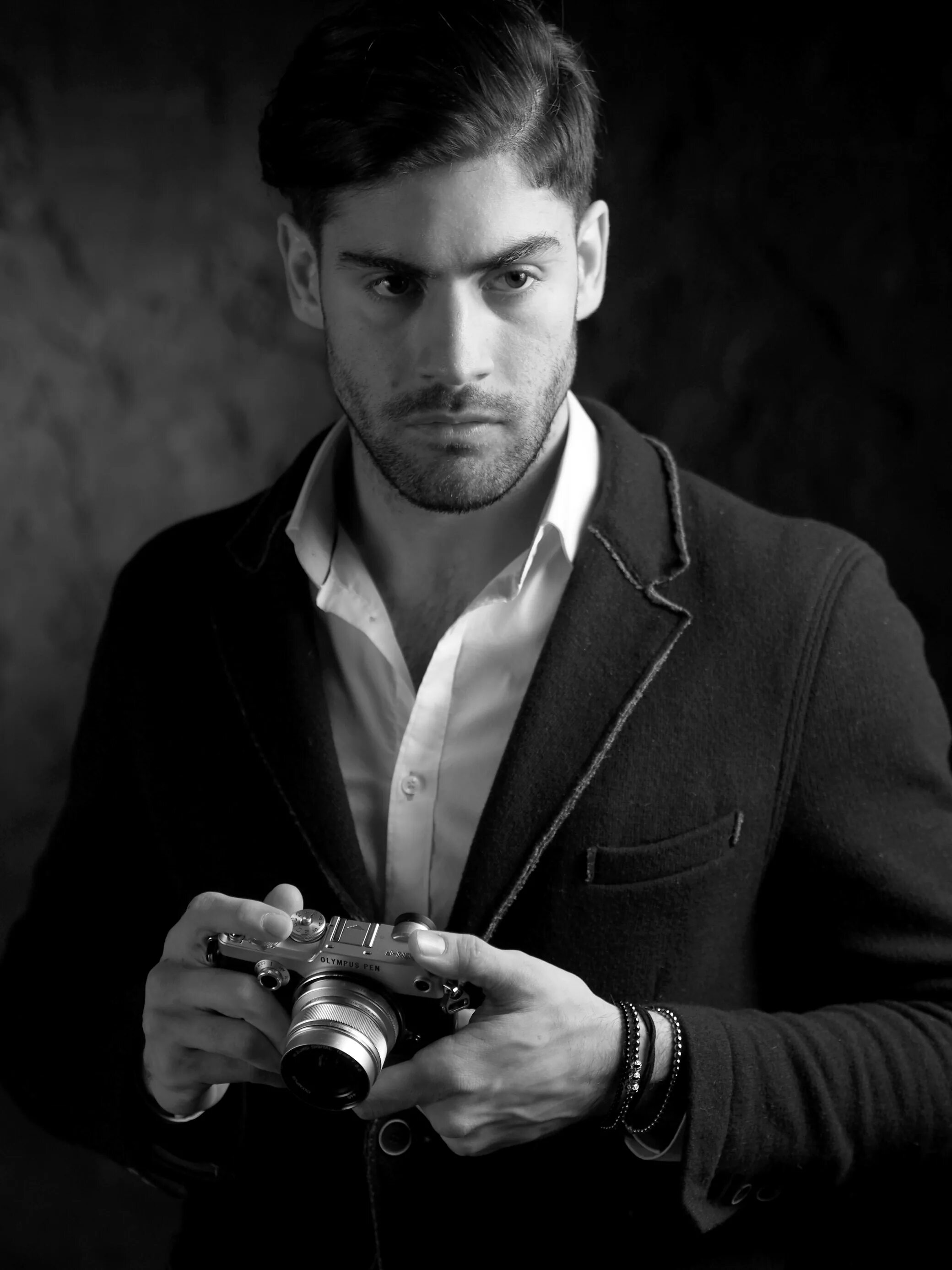 Мужская фотосессия на природе. Стильный мужской портрет. Мужской портрет фотосессия. Мужчина художественное фото. Мужской портрет в студии.