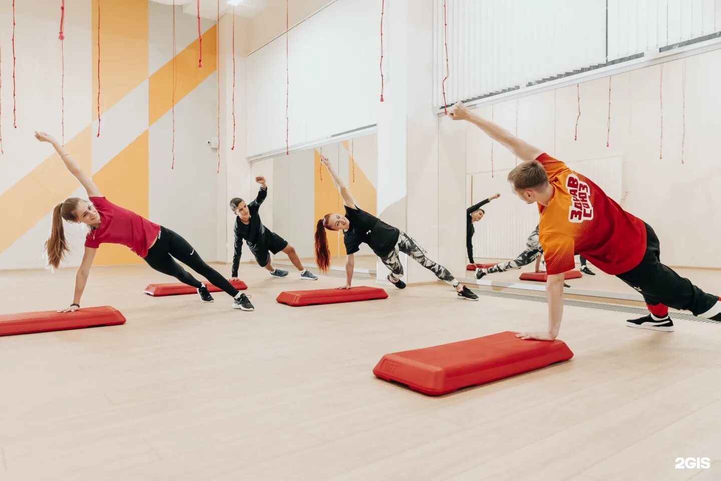 Степ аэробика. Степ шейпинг. Название степов. Название степов. Степ аэробика в детском саду.