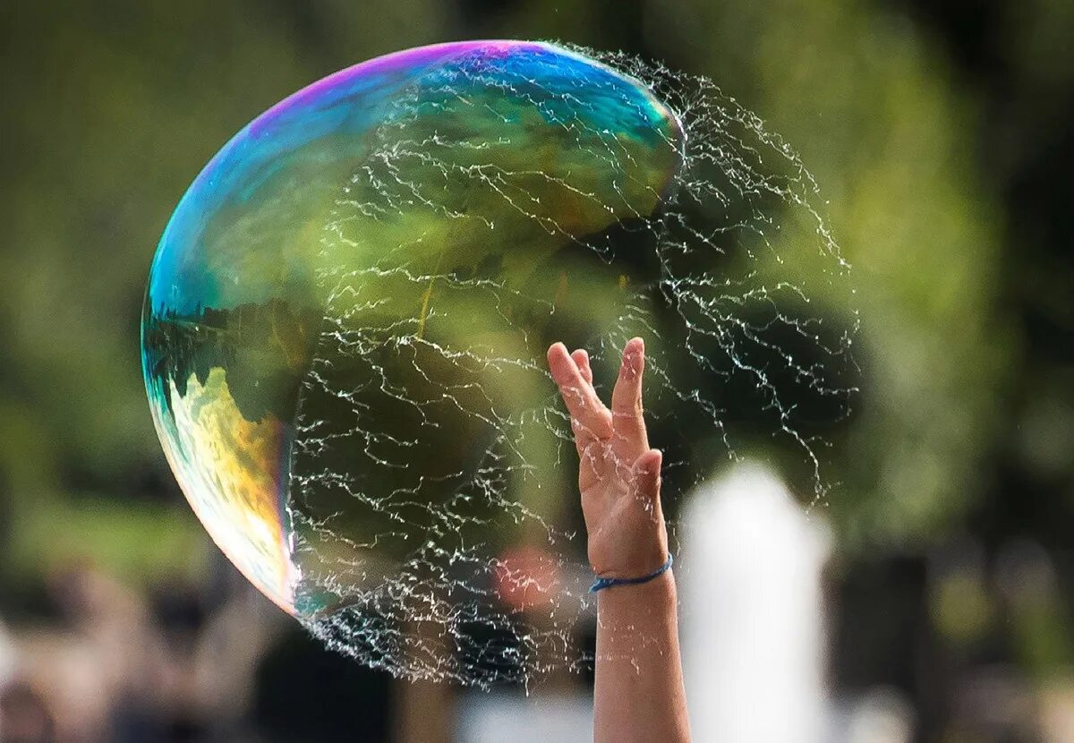 Мыльные пузыри. Мыльный пузырь лопнул. Лопание мыльного пузыря. Лопающийся пузырь.