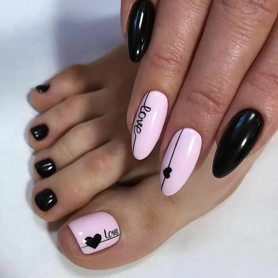 Маникюр с черными сердечками. Маникюр розовый с черным. Красивые стильные ногти. Шеллак розовый с черным. Черно розовые ногти.