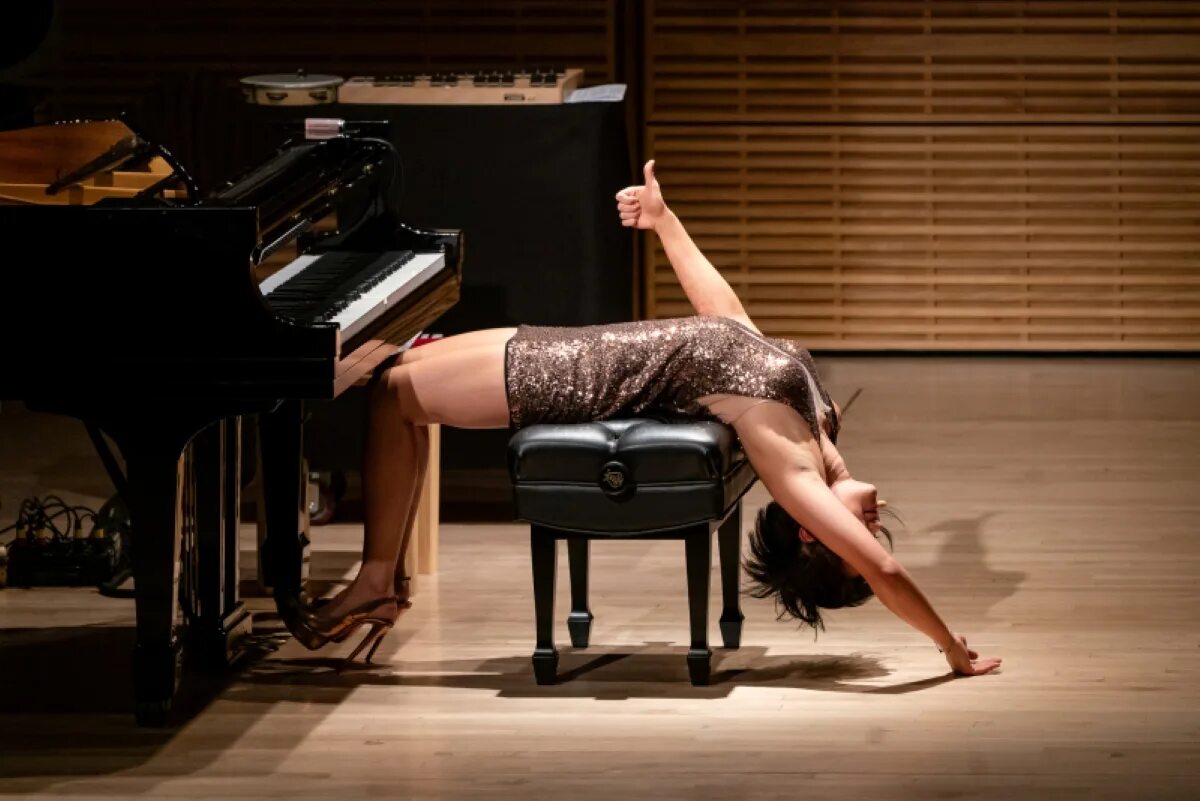 Девушка и пианино. Anna plays the piano. Anna plays the piano. A woman playing the piano. Прическа для пианистки.