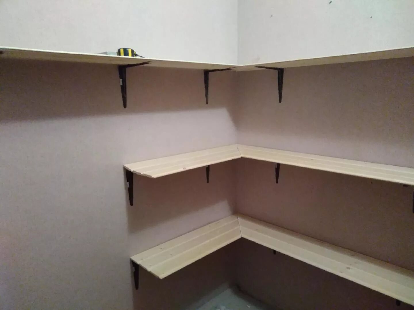 Монтаж полки к стене. Крепление угловых полок. крепление угловой полки. крепление полок в кладовке. угловой крепеж для полок.