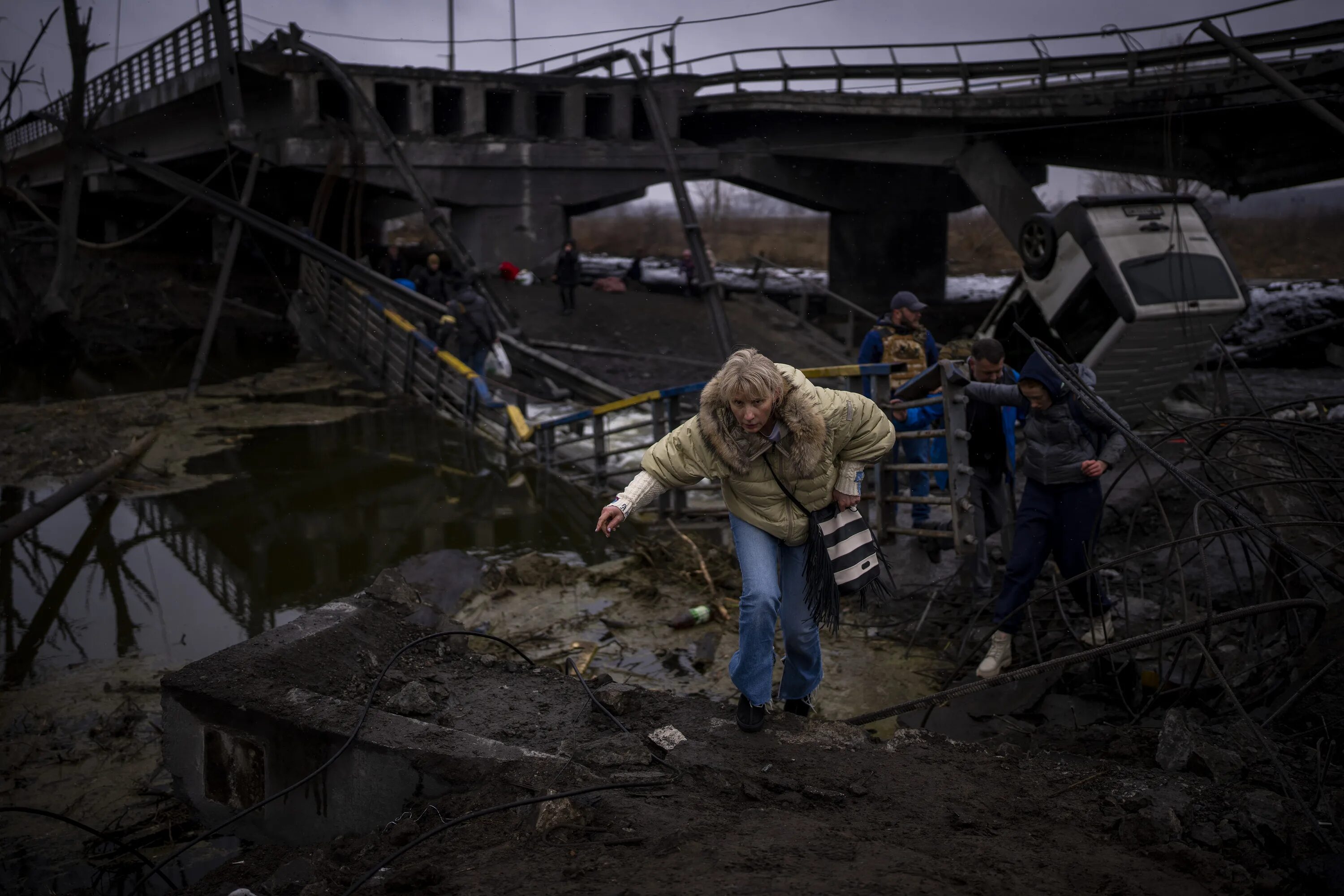 Нападение 2022. Разрушенный мост. Под мостом. Разрушенный Донбасс.