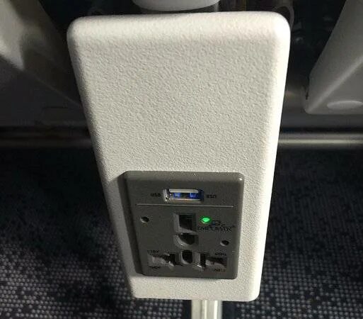 USB В самолете s7. USB зарядка в самолете. Розетки в самолете. Зарядка для телефона в самолете. В самолетах можно зарядить телефон