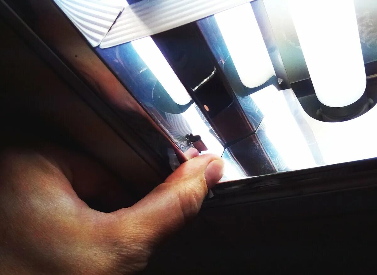 Светильники для шкафа купе. Поменять лампочку в шкафу. Поменять лампочку в шкафу. Поменять лампочку в шкафу. Как заменить лампочку встроенную в шкаф.