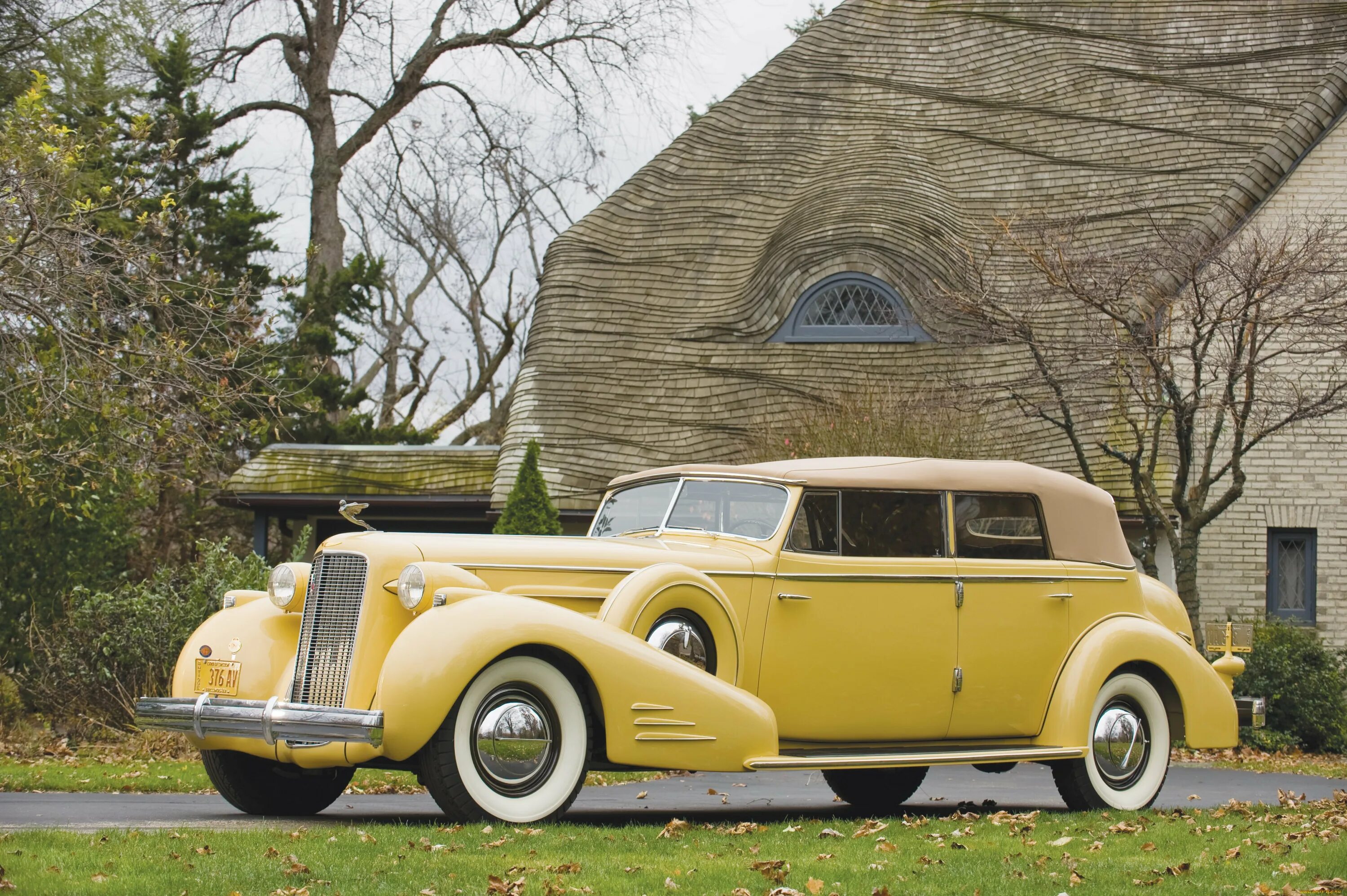 Машины древности. Cadillac v16 Imperial sedan. Cadillac v16 Imperial sedan 1938. Cadillac v16 Imperial sedan 1935. Кадиллак ретро v16.