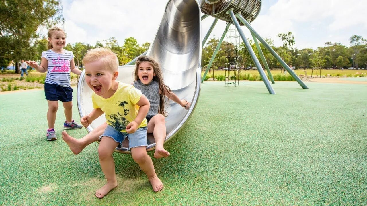 дети на площадке сзади сша. детская площадка ответственность. безопасность на детской площадке. дети на площадке. дети на площадке.