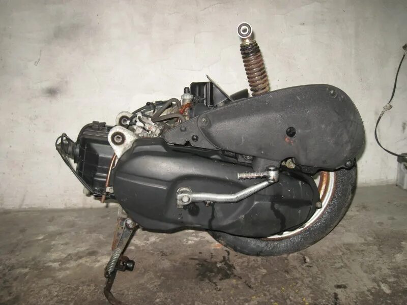 Двигатель suzuki 50 кубов. Suzuki address 50 двигатель. Скутер сузуки ран 2. Мотор скутера сузуки а131. Двигатель скутера сузуки.