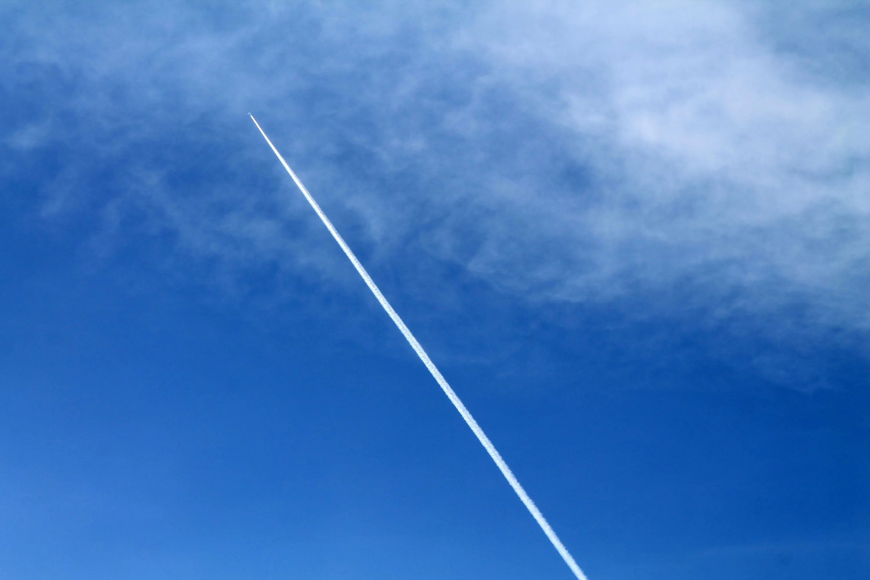 Почему след от самолета. Самолет в небе. След самолета в небе. Полосы от самолета на небе. Инверсионный след.
