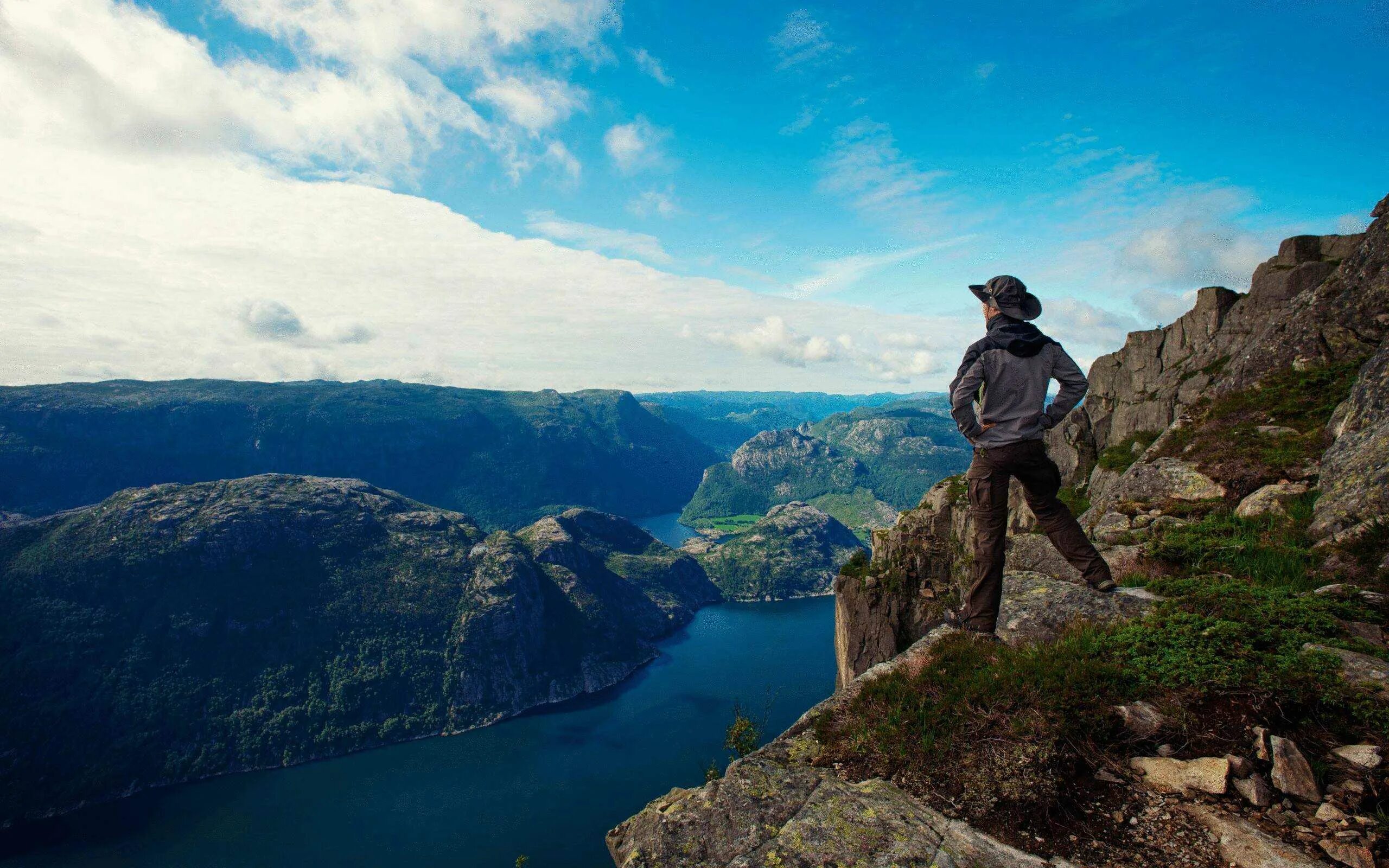 Скала Прекестулен Норвегия. Сулакский каньон. Человек на скале. Путешествие в горы. Explore travel