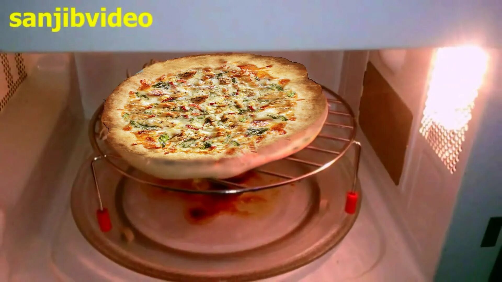 Рецепт пиццы в микроволновке за 5. Пицца в микроволновке. Пицца в микроволновой. Тарелка для пиццы в микроволновке. Домашняя пицца в микроволновке.
