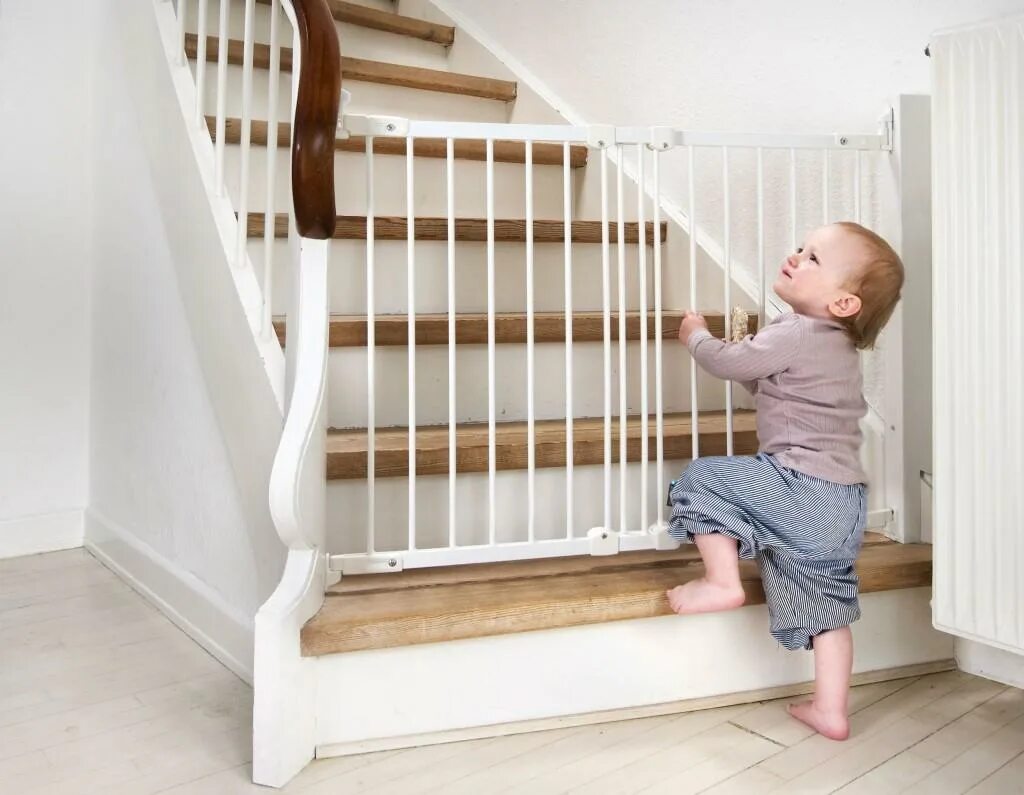 Подняться по деревянной лестнице. Ограждение для детей на лестницу. Ограждение для лестницы от детей. Детские загородки на лестницу. Загородка на лестницу от детей.