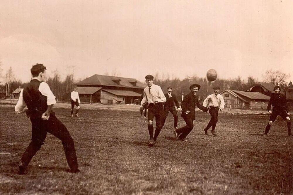 Первая официальная группа. Футбольный матч 1897 первый матч в России. Сборная Российской империи по футболу 1912. Футбол в России 1897.