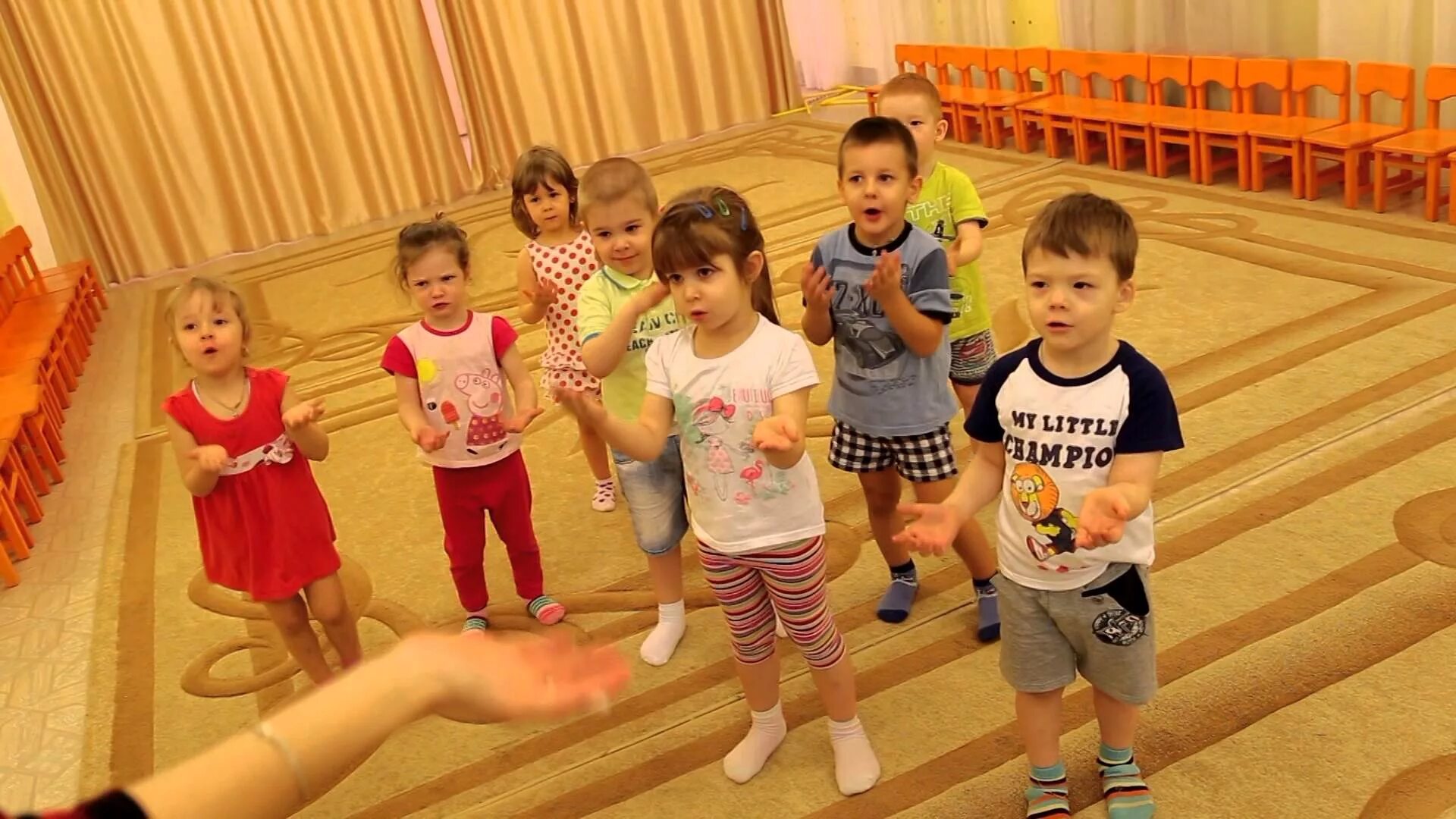 Музыкальная игра с движениями для малышей. Гимнастика в детском саду. Дети танцуют в садике. Дети на музыкальном занятии. Танцы для детей в ДОУ.