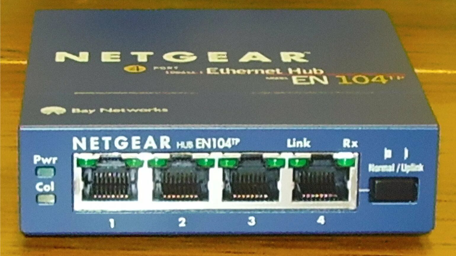 Hub network. 4-портовый сетевой концентратор середины 1990-. концентратор 10base t cisco. 4 port netgear ethernet hub. хабы в сети.