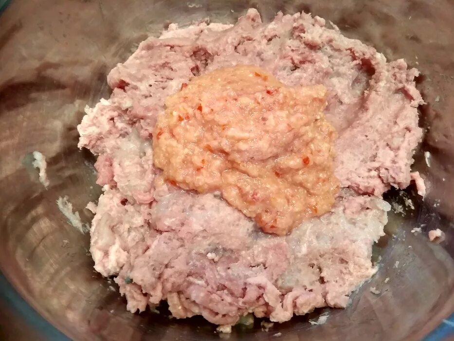 Что добавить в фарш для пельменей. Сочный фарш для пельменей. вкусный фарш для пельменей. сочный фарш для пельменей домашних вкусный. фарш для пельменей из свинины.