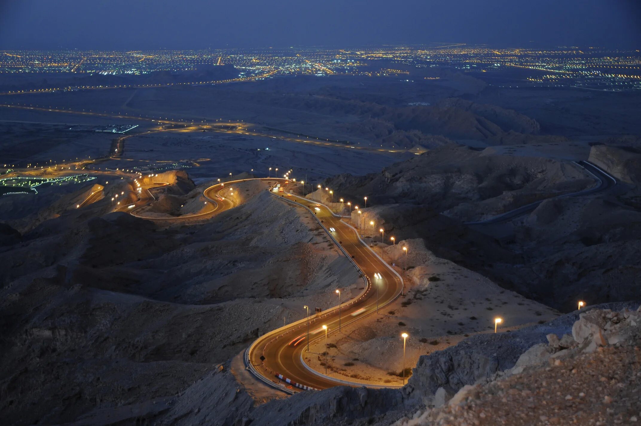 Горы в дубае. Джебель Хафит. Гора Джебель Хафит. Аль-Айн. Jebel Hafeet дорога. Гора Джабаль йибир.
