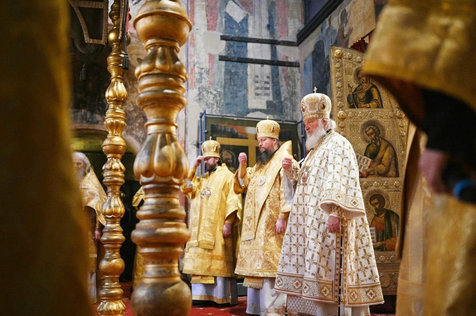 мантия патриарха иова. патриаршие богослужения в успенском соборе московского кремля. епархия астрахани. московский патриархат астраханская митрополия. богослужения в кремле с царями.