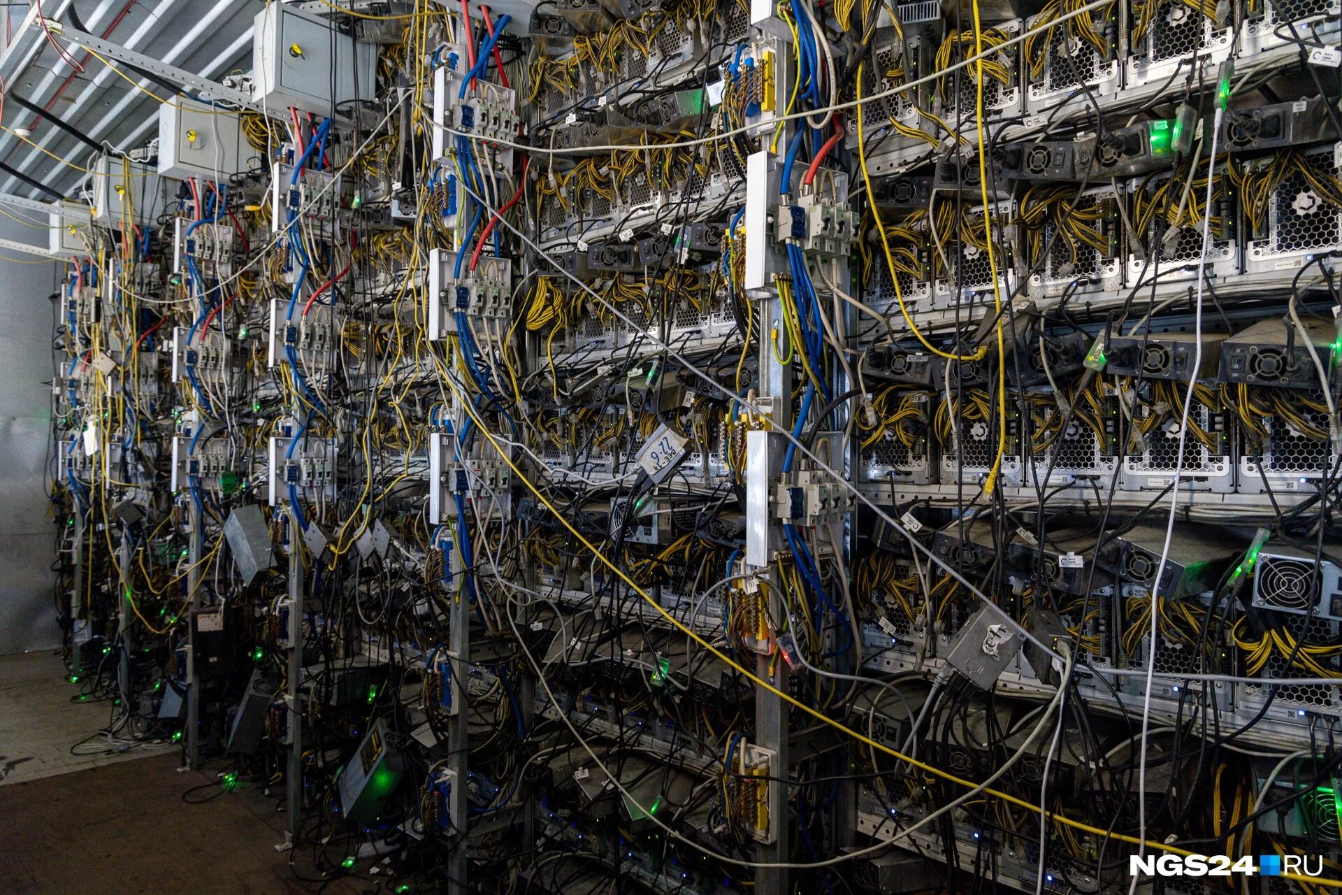 Хранилище биткоинов. Майнинг ферма. Майнинг в россии. Майнинг ферма асики. Тарков майнинг биткоинов таблица.