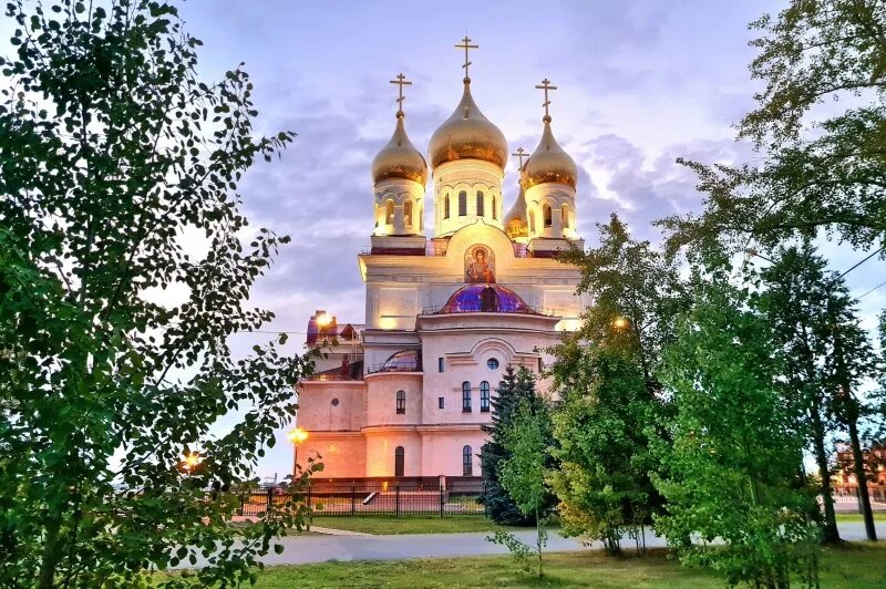 Михаило архангельском кафедральном соборе. Михаило-архангельский кафедральный собор. свято-троицкий кафедральный собор архангельск. михаило – архангельский собор рыбница. ижевск кафедральный собор михаило-архангельский ночью.
