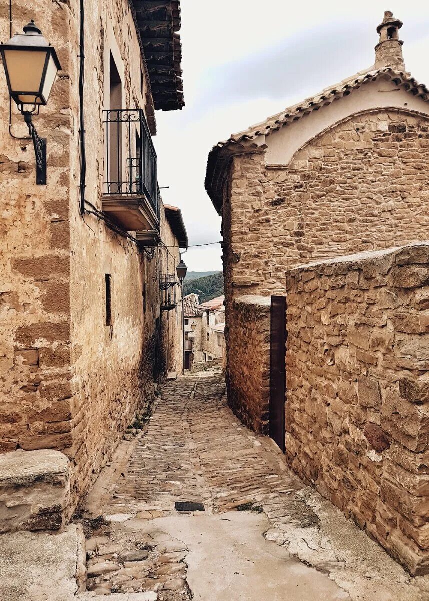 Улицы баку старый город. В самом старом городе. Старый город магалы дербент. Улочки вероны средневекового города италии. Дербент старая часть города.