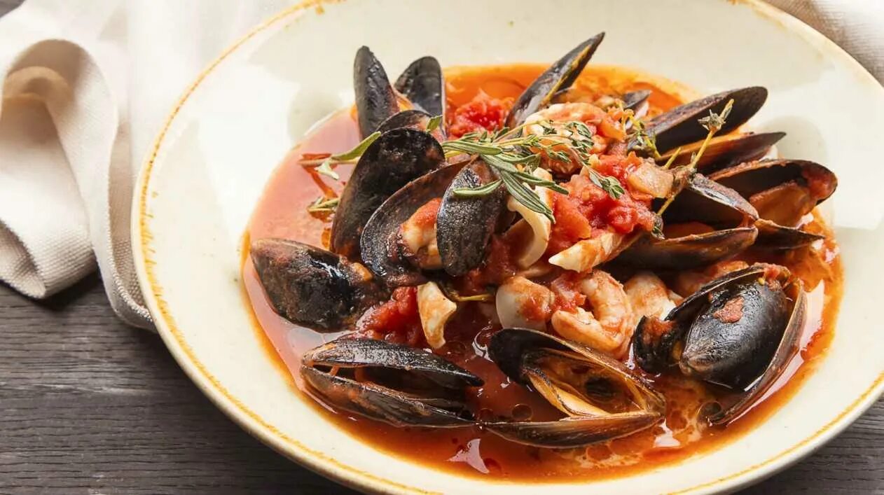 Мидии черноморские в томатном соусе. Мидии в томатном соусе с чесноком. Соте из мидий. Мидии в томатном соусе с чесноком. Мидии, запеченные под томатным соусом.